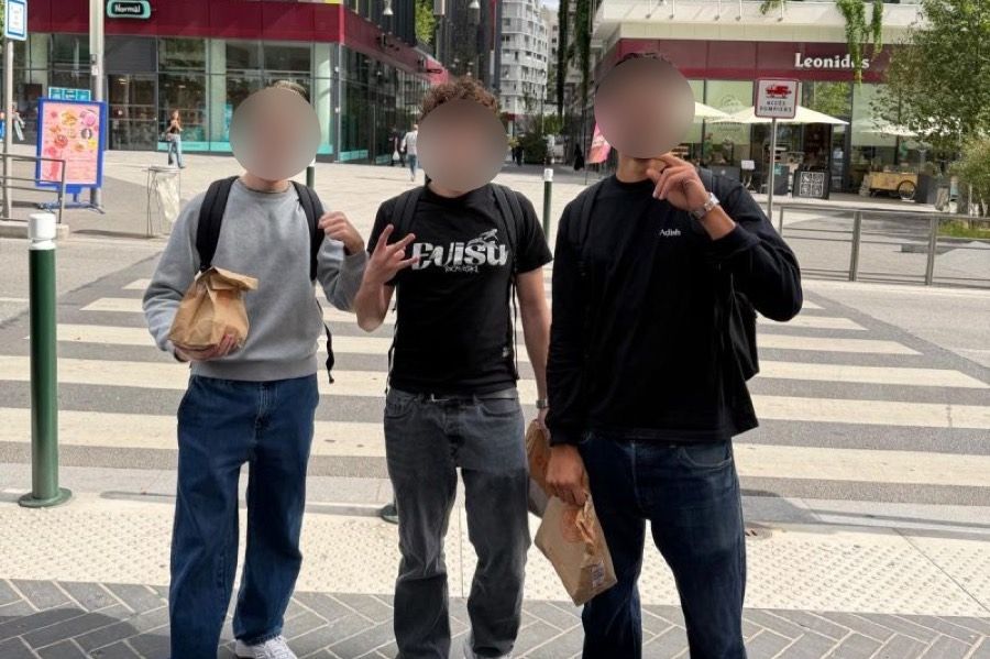 Trois étudiants de Nanterre avec leur commande O'Tacos le jour du French Tacos Tour